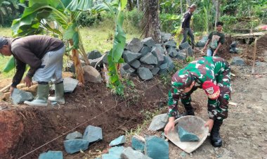 Babinsa Koramil 2214/Surade Laksanakan Kegiatan Bakti Pembuatan Saluran Irigasi di Desa Buniwangi
