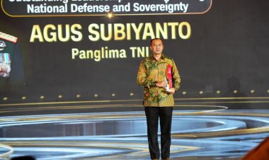 Panglima TNI Raih Penghargaan Outstanding Leadership di CNN Indonesia Awards 2025