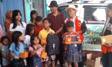 Anggota DPRD Kabupaten Sukabumi H. Junanjah Jajah Nurdiansyah Salurkan Bantuan untuk Anak-Anak Terdampak Banjir di Desa Karang Papak