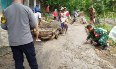 BABINSA DESA GUNUNGBENTANG KORAMIL 2211/SAGARANTEN LAKSANAKAN KARYA BAKTI PERBAIKAN JALAN BERSAMA WARGA