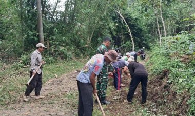 Babinsa Koramil 2207/Jampangtengah Laksanakan Karya Bakti Bersama Warga