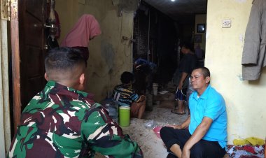 Babinsa Koramil 2201/Cisolok Laksanakan Komsos dan Tinjau Warga Terdampak Banjir Bandang di Desa Cikahuripan