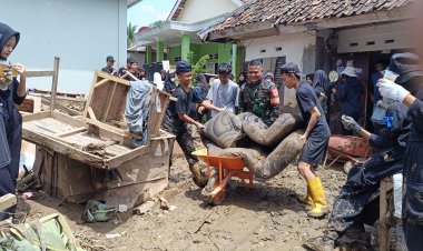 Babinsa Koramil 2201/Cisolok Ajak Warga Gotong Royong Bersihkan Material Pasca Banjir