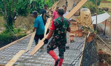 Babinsa Koramil 2209/Lengkong Gotong Royong Bangun Jembatan Penghubung Antar Kampung