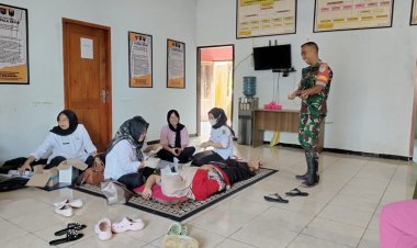 Babinsa Desa Sekarsari Koramil 2213/Jampang Kulon Dampingi Kegiatan KB Kesehatan Bersama Kader Posyandu