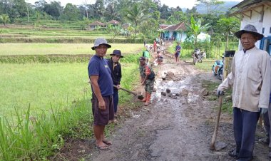 Babinsa Koramil 2211/Sagaranten Laksanakan Karya Bakti Perbaikan Jalan di Desa Curugluhur