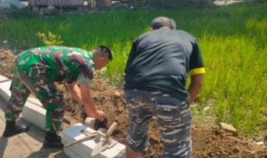 Babinsa Koramil 2206/Parakansalak Laksanakan Perbaikan Parit di Desa Bojonglongok