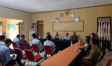 Babinsa Koramil 2213/Jampangkulon Hadiri Rapat Bulanan di Desa Sukamaju