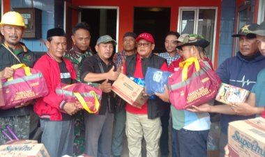 Babinsa Koramil 2201/Cisolok Dampingi Penyaluran Bantuan untuk Warga Terdampak Banjir Bandang