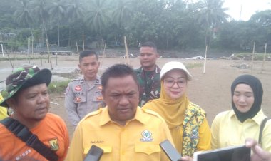 Ketua DPRD Sukabumi Serahkan Bantuan Sembako untuk Warga Terdampak Banjir di Desa Cikahuripan