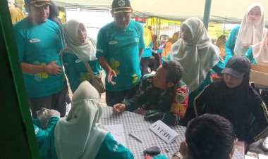 Babinsa Koramil 2204/Cikidang Dampingi Kegiatan Posyandu di Desa Cikarae Thoyibah