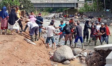 Babinsa Koramil 2201/Cisolok dan Bhabinkamtibmas Gotong Royong Bersama Warga Desa Cikahuripan