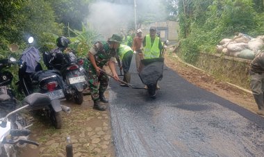 Babinsa Koramil 2206/Parakansalak Dampingi Kegiatan Pengaspalan Jalan di Desa Sukakersa