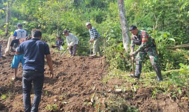 Babinsa Koramil 2208/Nyalindung Laksanakan Bakti Pembukaan Jalan Lingkungan di Desa Kertaangsana