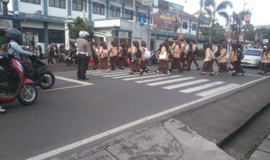 Aksi Heroik Polisi Lalu Lintas Sumedang! Aiptu Dede Darsiman Jadi “Penjaga Malaikat Kecil” di Depan SMAN Tanjungsari