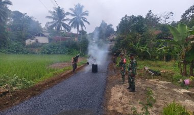 Babinsa Koramil 2211/Sagaranten Laksanakan Karya Bakti Pengaspalan Jalan di Desa Gunungbentang