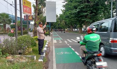 Wakapolsek Bogor Utara dan Bhabinkamtibmas Cibuluh atur Lalin di Perempatan Bantar Jati