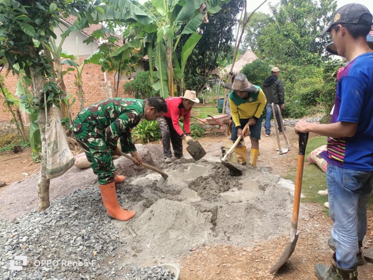Babinsa Koramil 2210/Pabuaran Laksanakan Kegiatan Karya Bakti Bersama Warga di Desa Bantarsari