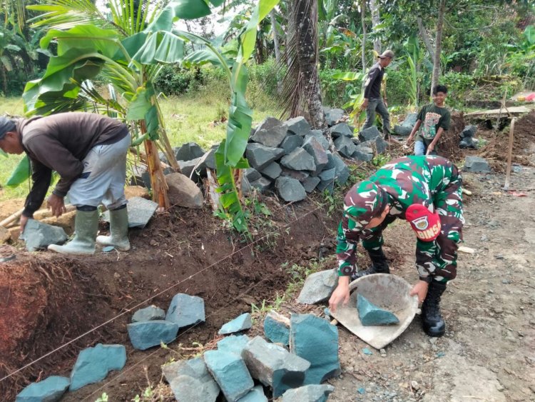 Babinsa Koramil 2214/Surade Laksanakan Kegiatan Bakti Pembuatan Saluran Irigasi di Desa Buniwangi