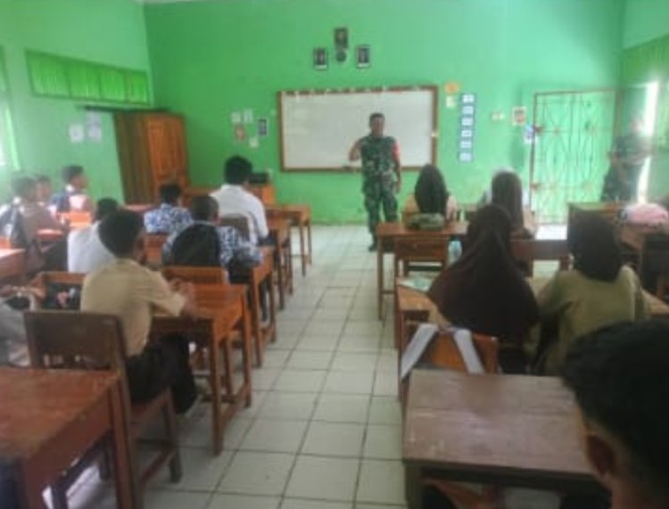 Babinsa Koramil 2211/Sagaranten Berikan Wawasan Kebangsaan kepada Siswa-Siswi SMPN 1 Cidadap