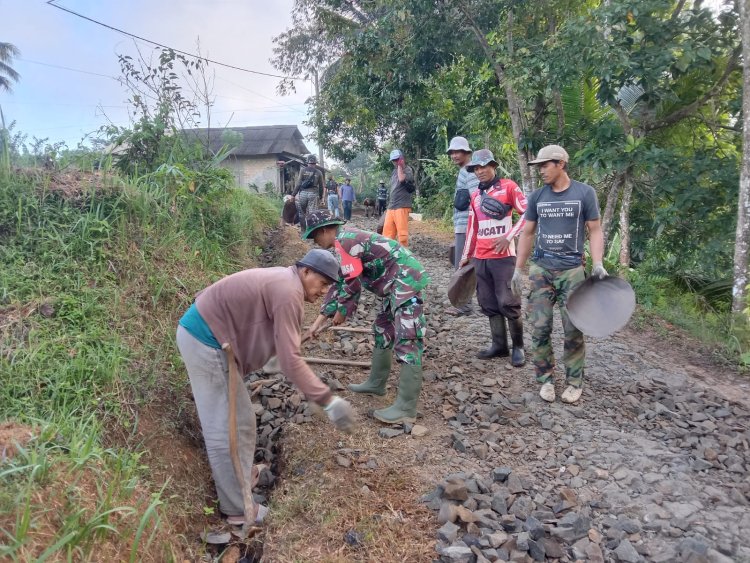 BABINSA KORAMIL 2213/JAMPANGKULON GELAR KEGIATAN BAKTI BERSAMA WARGA DESA BINAAN