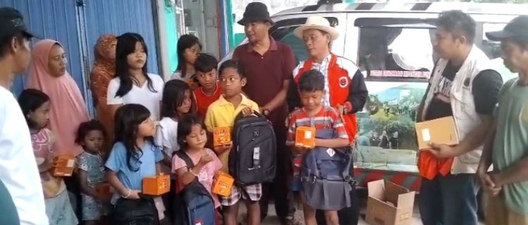Anggota DPRD Kabupaten Sukabumi H. Junanjah Jajah Nurdiansyah Salurkan Bantuan untuk Anak-Anak Terdampak Banjir di Desa Karang Papak