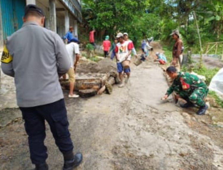 BABINSA DESA GUNUNGBENTANG KORAMIL 2211/SAGARANTEN LAKSANAKAN KARYA BAKTI PERBAIKAN JALAN BERSAMA WARGA