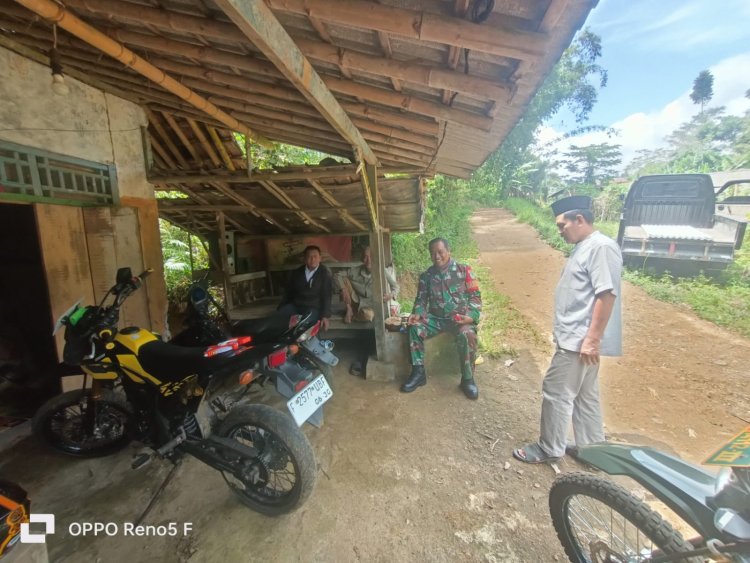Babinsa Koramil 2210/Pabuaran Laksanakan Komsos Bersama Warga Desa Bantarsari