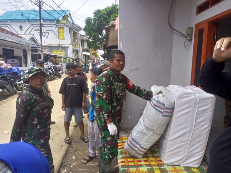BABINSA KORAMIL 2201/CISOLOK SALURKAN BANTUAN UNTUK WARGA TERDAMPAK BANJIR BANDANG