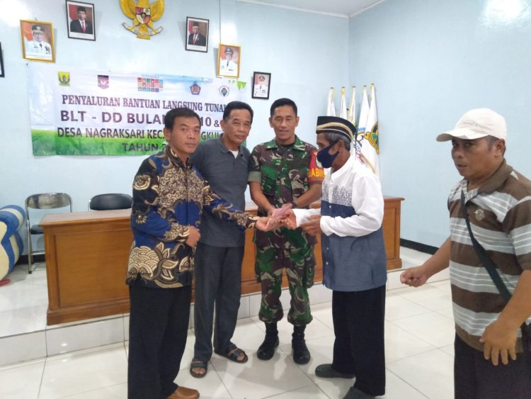 Babinsa Koramil 2213/Jampangkulon Dampingi Penyaluran BLT DD di Desa Nagraksari