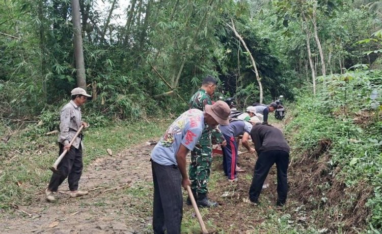 Babinsa Koramil 2207/Jampangtengah Laksanakan Karya Bakti Bersama Warga