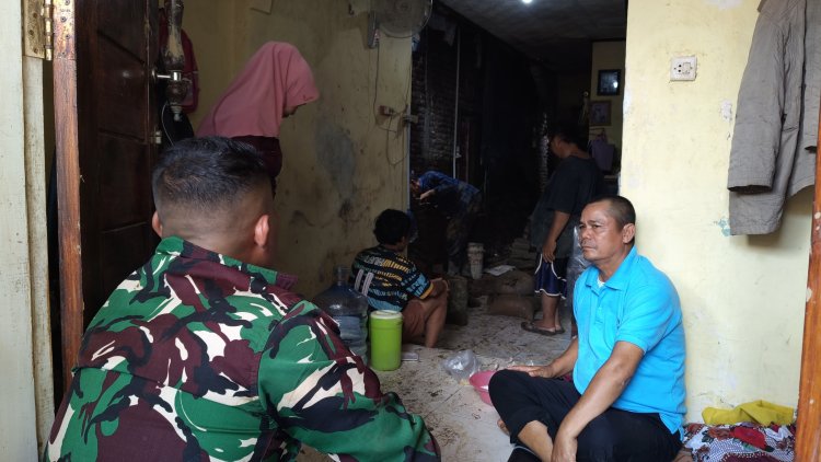 Babinsa Koramil 2201/Cisolok Laksanakan Komsos dan Tinjau Warga Terdampak Banjir Bandang di Desa Cikahuripan