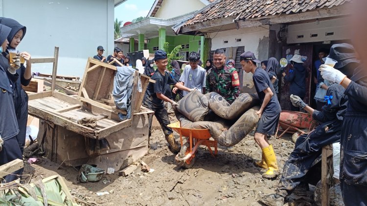 Babinsa Koramil 2201/Cisolok Ajak Warga Gotong Royong Bersihkan Material Pasca Banjir