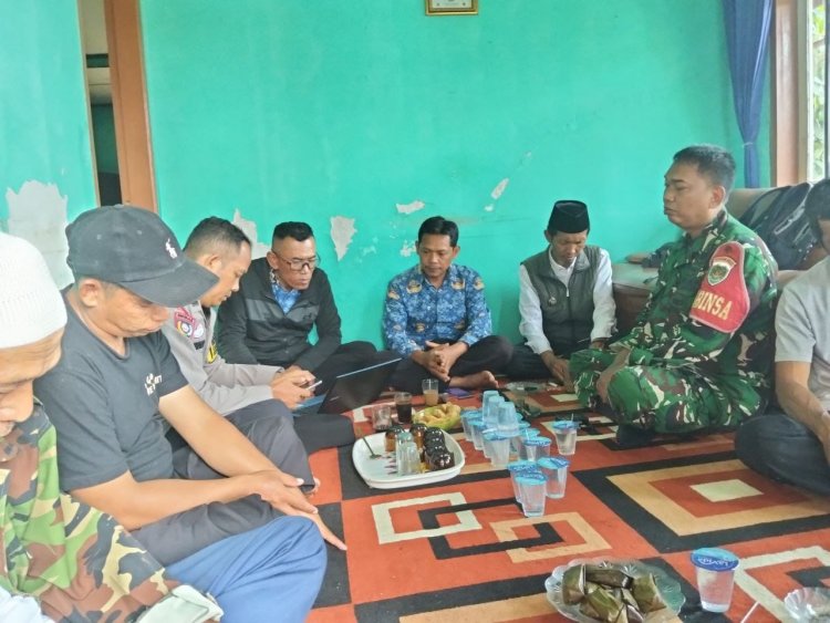 Babinsa Desa Caringin Koramil 2208/Nyalindung Laksanakan Komsos Bersama Warga