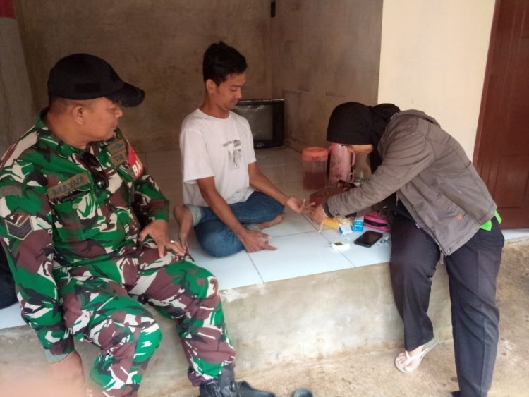 Babinsa Koramil 2204/Cikidang Laksanakan Pengecekan Kesehatan Warga Desa Cikarae Thoyibah