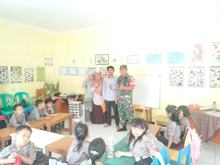 Babinsa Koramil 2206/Parakansalak Dampingi Pendistribusian Makanan Bergizi di PAUD Desa Lebaksari