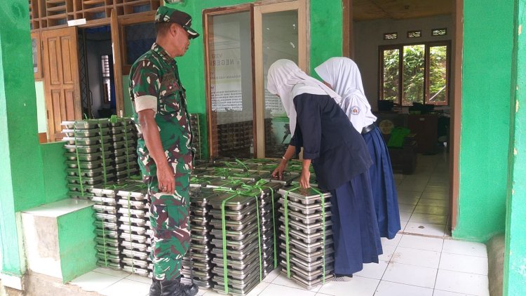 Babinsa Koramil 2211/Sagaranten Dampingi Pendistribusian MBG di Sekolah SLTP
