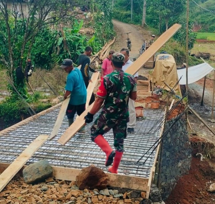 Babinsa Koramil 2209/Lengkong Gotong Royong Bangun Jembatan Penghubung Antar Kampung