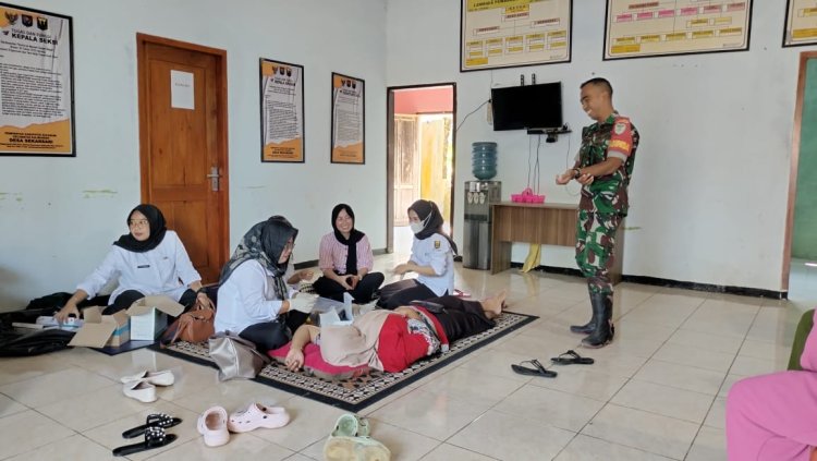 Babinsa Desa Sekarsari Koramil 2213/Jampang Kulon Dampingi Kegiatan KB Kesehatan Bersama Kader Posyandu