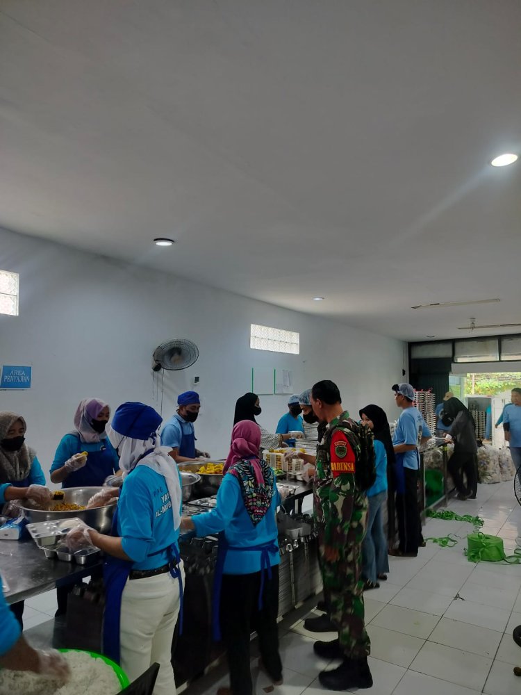 Babinsa Koramil 2214/Surade Dampingi Kegiatan Makan Sehat Gratis di Kelurahan Surade