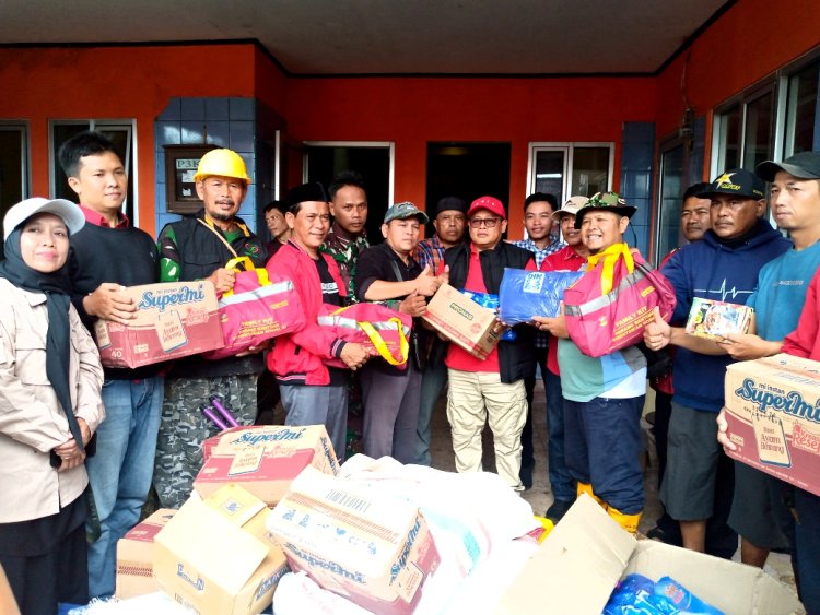Anggota DPRD Provinsi dan Kabupaten Sukabumi dari Fraksi PDI Perjuangan Salurkan Bantuan untuk Korban Banjir di Cikahuripan