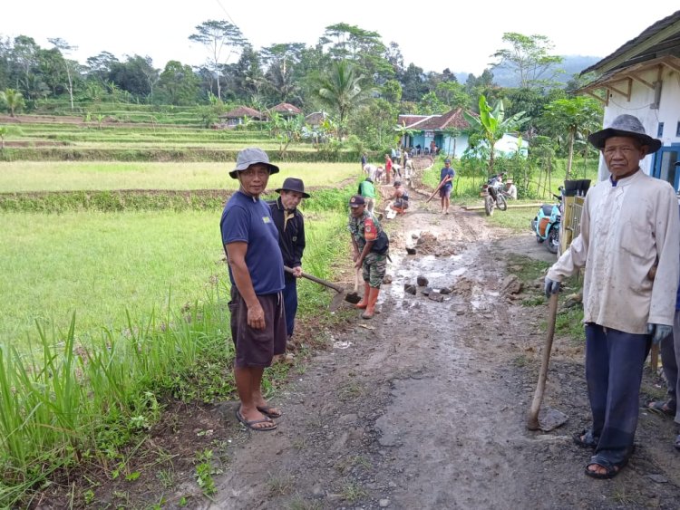 Babinsa Koramil 2211/Sagaranten Laksanakan Karya Bakti Perbaikan Jalan di Desa Curugluhur