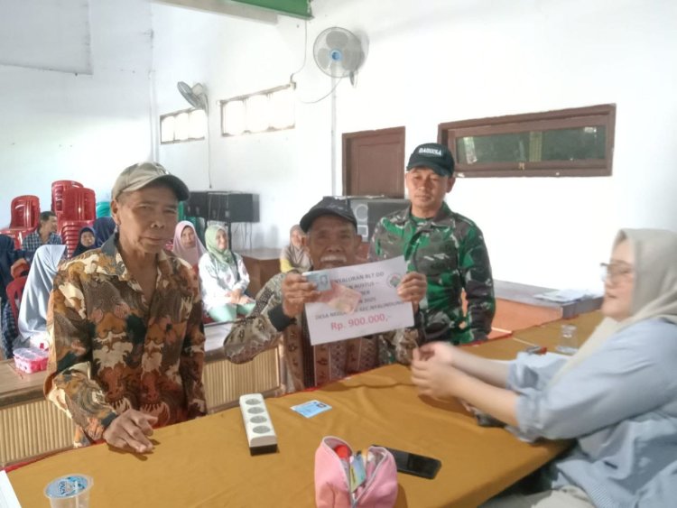 Babinsa Koramil 2208/Nyalindung Dampingi Penyaluran BLT Dana Desa di Desa Neglasari