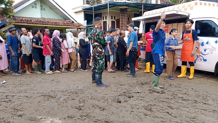 Pendampingan Pembagian Sembako dan Bantuan untuk Warga Terdampak Banjir Bandang oleh Babinsa Koramil 2201/Cisolok