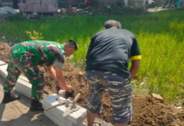 Babinsa Koramil 2206/Parakansalak Laksanakan Perbaikan Parit di Desa Bojonglongok
