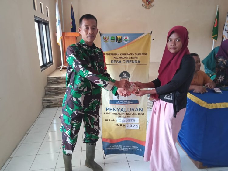 Babinsa Koramil 2215/Ciemas Monitoring Penyaluran BLT Dana Desa di Desa Cibenda