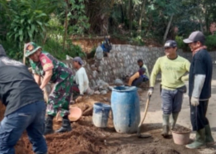 Babinsa Koramil 2206/Parakansalak Laksanakan Kegiatan Pembuatan TPT di Desa Parakansalak