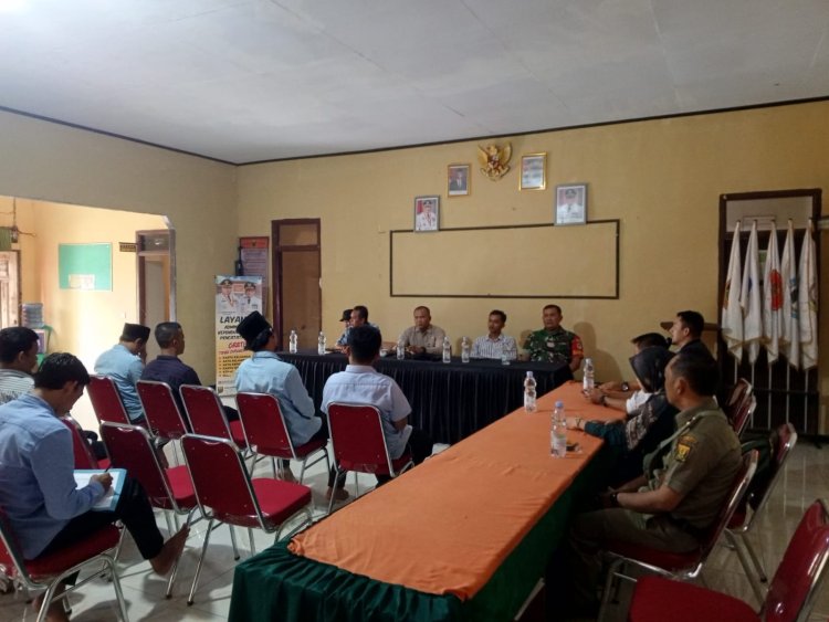 Babinsa Koramil 2213/Jampangkulon Hadiri Rapat Bulanan di Desa Sukamaju