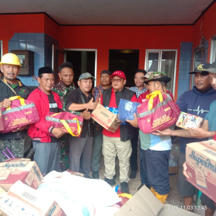 Babinsa Koramil 2201/Cisolok Dampingi Penyaluran Bantuan untuk Warga Terdampak Banjir Bandang