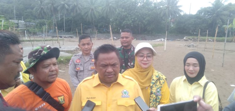 Ketua DPRD Sukabumi Serahkan Bantuan Sembako untuk Warga Terdampak Banjir di Desa Cikahuripan
